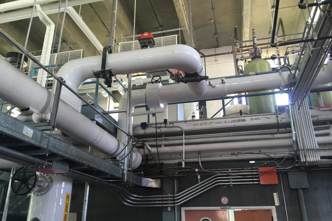 Réseau de tuyauterie industrielle dans une centrale thermique avec isolation et vannes de régulation